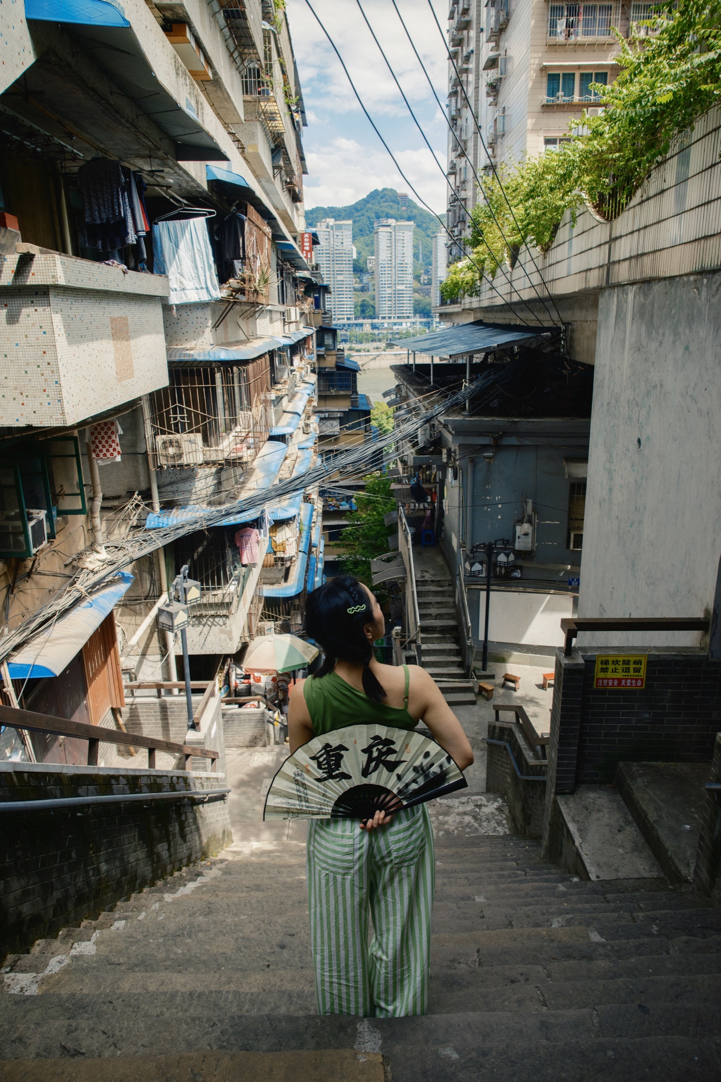 旅行者走进重庆白象居街巷