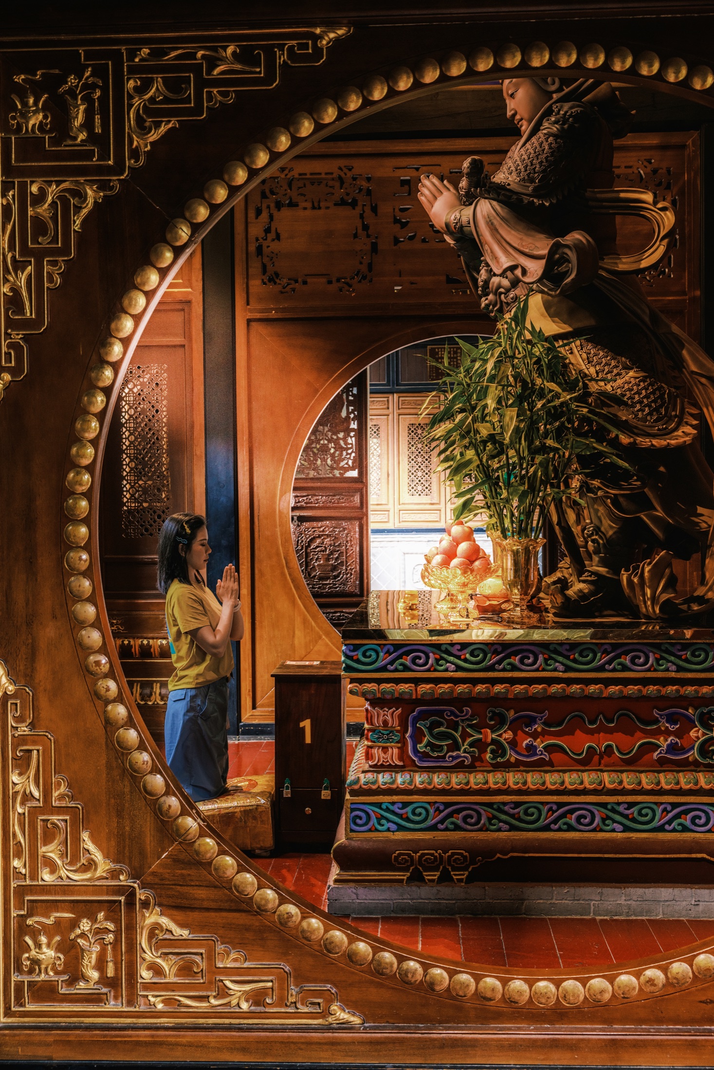旅行者在重庆罗汉寺拍摄