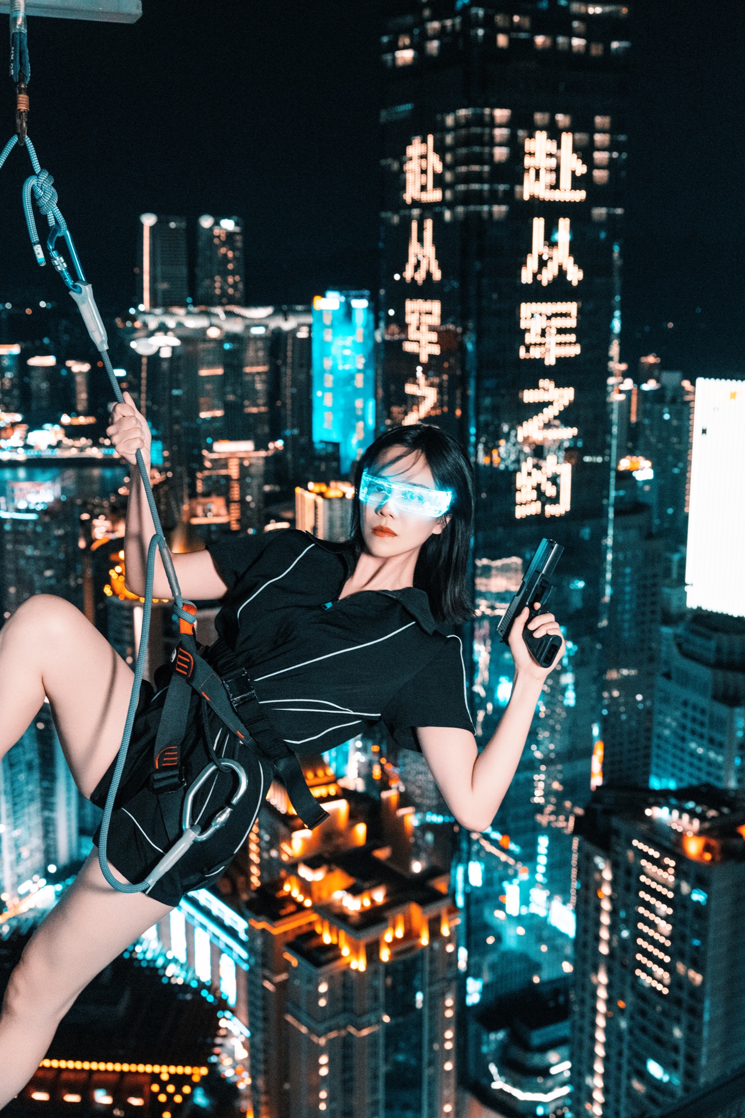 旅行者体验重庆高空城市景观